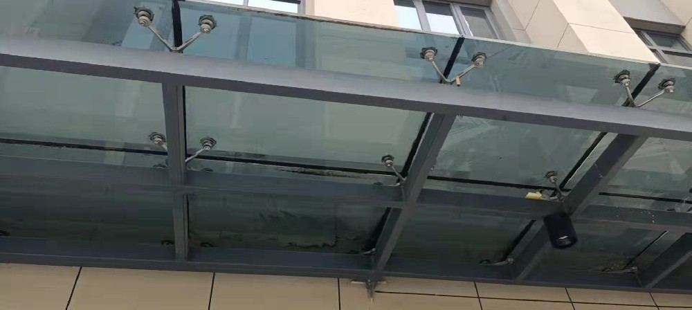 玻璃雨搭日常安装中选择哪种类型的玻璃比较好